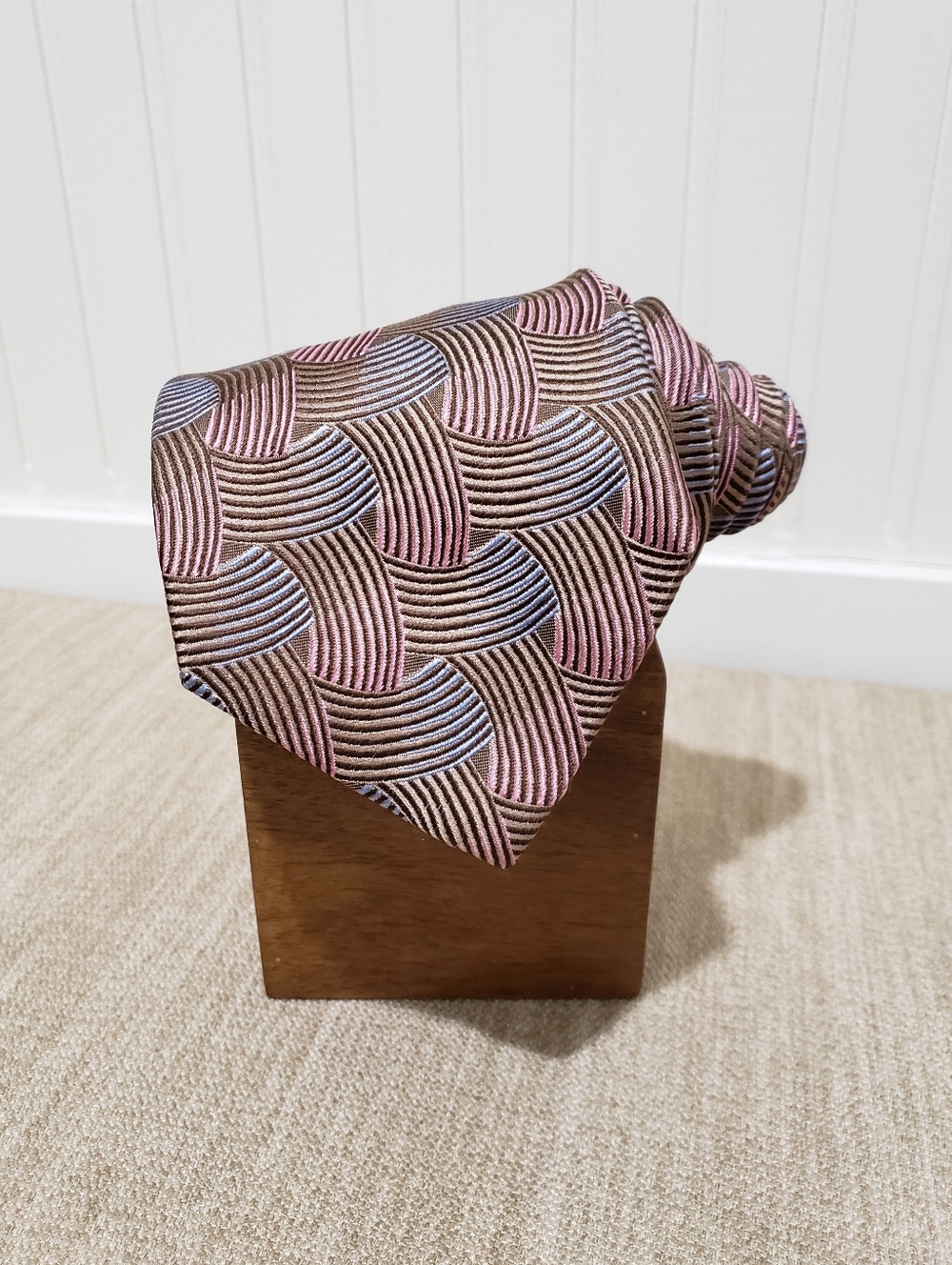 BUGATCHI UOMO Mens Silk Geometric Design Neck Tie (60"x4") Gold {Made In Italy}